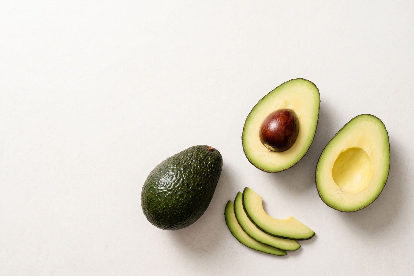 Avocado siciliano tagliato a metà con polpa cremosa e nocciolo